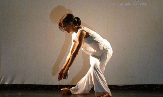 Bailarina pernambucana apresenta espetáculo com audiodescrição no Recife