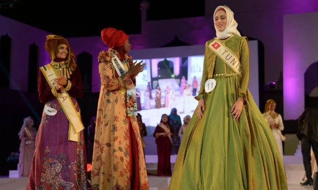 Miss tunisiana ficou na frente da candidata da Índia, que levou o segundo lugar. .  / Foto: AFP