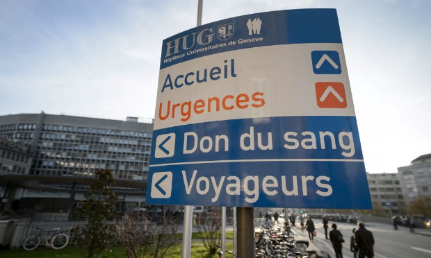 Médico está internado no hospital universitário de Genebra.  / Foto: Fabrice Coffrini / AFP