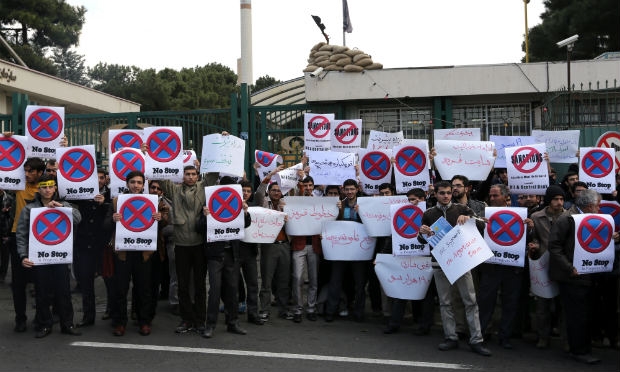 Manifestantes protestam em Teerã pelo direito à energia nuclear