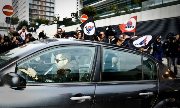 Sócrates chegou para a apresentação à justiça em um carro da polícia.  / Foto: Patricia de Melo Moreira / AFP
