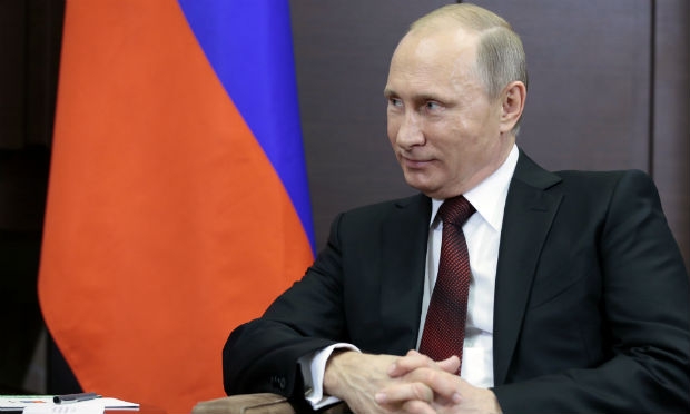 Nesso domingo (23), o presidente russo, Vladimir Putin, tentou minimizar o impacto da queda dos preços do petróleo sobre a economia russa. / Foto: Mikhail Metzel / AFP