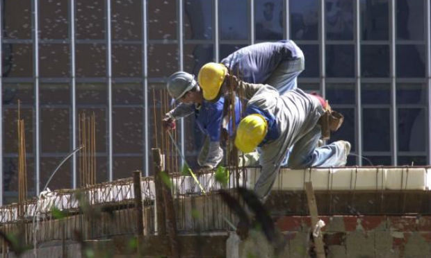 Para 2015, o setor também prevê queda de 2% no emprego na indústria da construção. / Foto: Arquivo/Agência Brasil