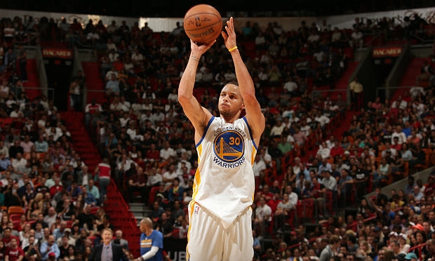 Curry foi o cestinha do confronto e ainda contabilizou seis rebotes e sete assistências / Foto: AFP