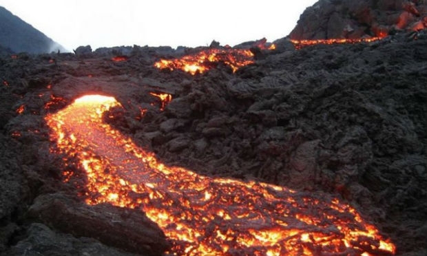 Aumento da velocidade de deslocamento da lava se deve à intensificação da atividade vulcânica no final dessa terça-feira (25) / Foto: Reprodução/Internet