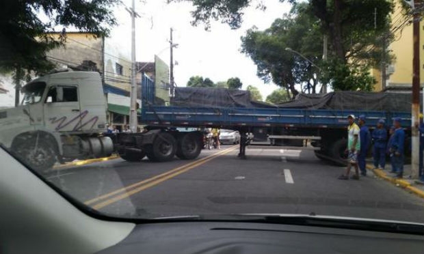 O caminhão está tentando manobrar na via desde antes das 7h / Foto: @DonAug / Twitter