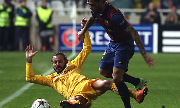 Dani Alves, que joga pelo Barcelona, está entre os 5 brasileiros da lista de melhores defensores do mundo / Foto: AFP