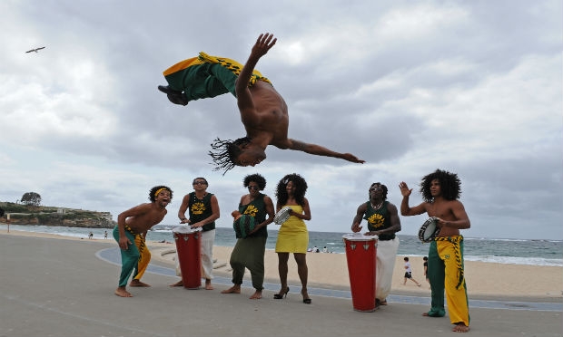 A capoeira é uma prática cultural afro-brasileira que combina a luta e a dança, cujas origens remontam ao século XVI.  / Foto:Greg Wood/ AFP