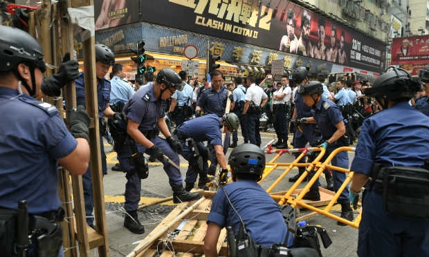 Segundo a polícia, desde terça-feira, 116 pessoas foram detidas e vinte agentes ficaram feridos / Foto: AFP