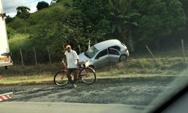 Acidente aconteceu nas imediações do quilômetros 32, próximo ao Clube dos Servidores de Pernambuco / Foto: Mário Melo/ Cortesia