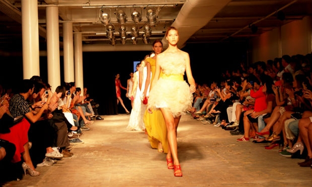 Desfile de moda arrecada roupas para mulheres em tratamento de câncer