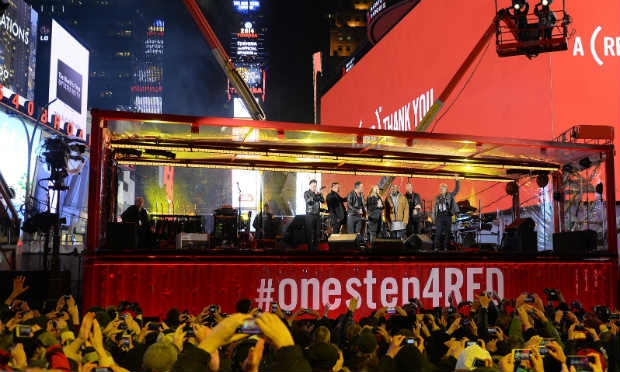 Springsteen e Chris Martin substituem Bono em apresentação surpresa do U2 em NY