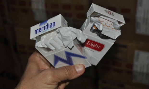 Além dos cigarros das marcas Eight e Meridian, foram apreendidos três veículos e a quantia de R$ 480 / Foto: Polícia Militar/Divulgação