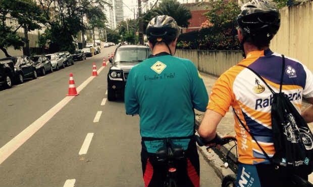Ciclistas ficam indignados e deixam recado / Foto: Gustavo Belarmino / NE10