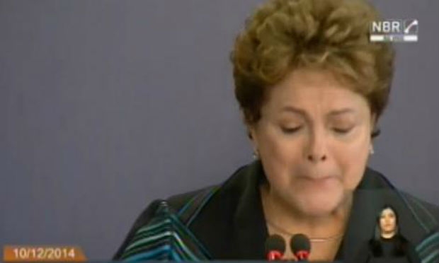 Muito emocionada, Dilma chorou ao dizer que o Brasil merecia a verdade sobre a ditadura militar, e ao lembrar dos parentes das vítimas e desaparecidos / Foto: Reprodução