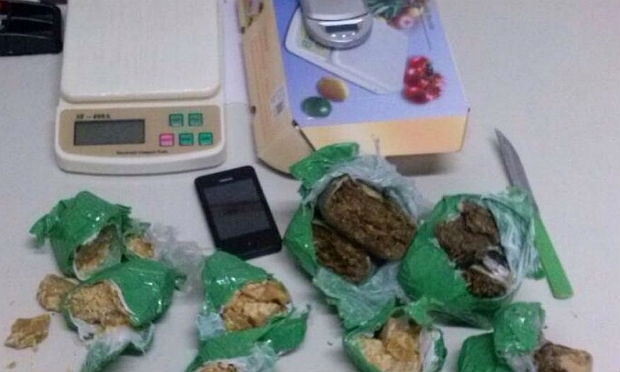Com a adolescente foram encontrados 1 kg de crack e 800 gramas de maconha / Foto: Polícia Civil/Divulgação