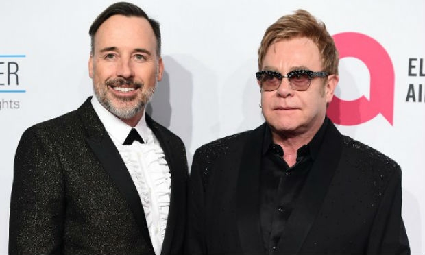 No início do ano, Elton John disse que ele e Furnish pretendiam se casar "muito discretamente" na presença de seus dois filhos / Foto: AFP