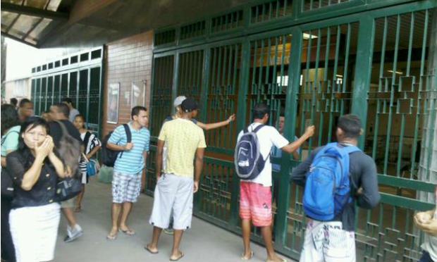 Na Estação Camaragibe, da linha Centro, os passageiros se depararam com portões fechados / Foto: @david_pfc / Twitter