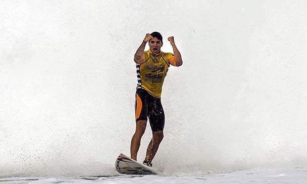 O paulista se tornou o primeiro brasileiro campeão do mundo no surfe / Foto: AFP
