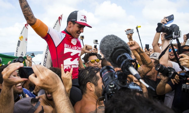 Medina tornou-se o primeiro brasileiro campeão mundial de surfe profissional nas ondas de Pipeline.  / Foto: AFP
