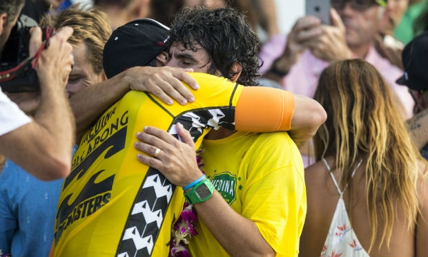 Medina abraça o padrasto e técnico Charles após ganhar título mundial.  / Foto: Kent Nishimura / AFP