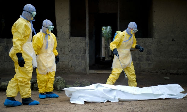 Perigoso, o vírus do ebola ataca principalmente quem trabalha na área de medicina tratando os doentes.  / Foto: Kenzo Tribouillard /AFP 