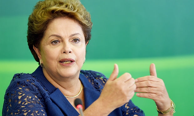 Dilma voltou a fazer uma enfática defesa da presidente da Petrobras, Graça Foster / Foto: AFP