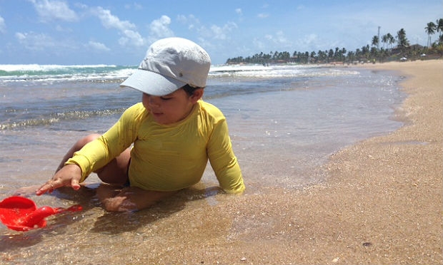 Protetor solar, chapéu, roupas de banho leves são obrigatórios para os pais que desejam garantir uma pele saudável para as suas crianças / Foto: Tiago J. Silva/Especial para o NE10