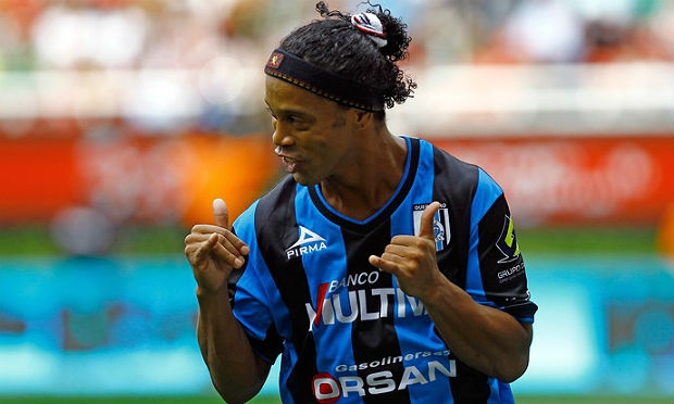 Ronaldinho foi contratado em setembro e agora ameaça futuro do clube mexicano em competição / Foto: AFP
