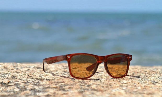 Óculos escuros de qualidade não são os únicos aliados dos olhos contra os efeitos nocivos do sol neste verão / Foto: divulgação