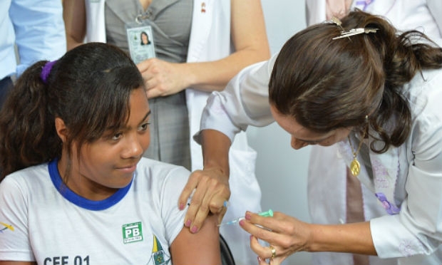 Meta prevista pelo Ministério da Saúde era aplicar a segunda dose da vacina em 80% das meninas de 11 e 13 anos até o fim de dezembro / Foto: Agência Brasil