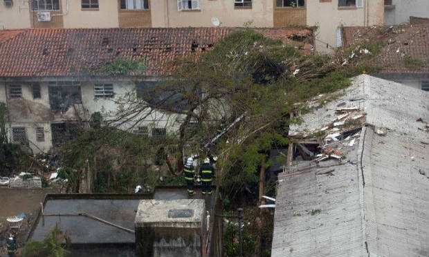 Com o impacto, cinco imóveis– entre residências e estabelecimentos comerciais – foram prejudicados / Foto: AFP