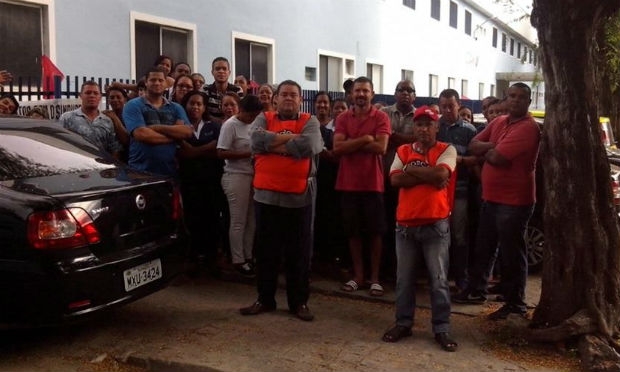 Trabalhadores reividicam o pagamento dos salários atrasados, vale-transporte e vale refeição / Foto: André Silva/Cortesia