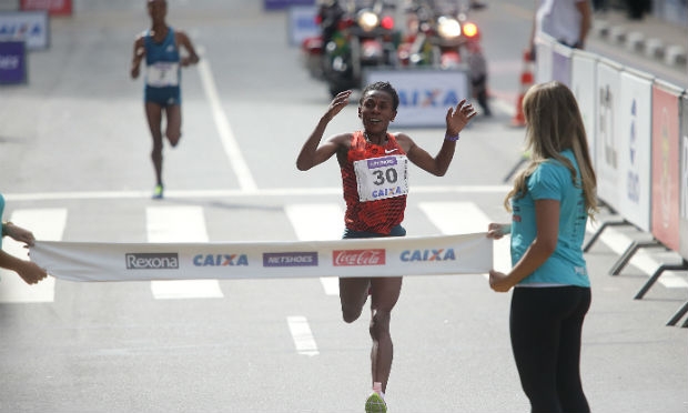 Etíope Ymer Wude Ayalew venceu entre as mulheres, completando o trajeto de 15 km em 50 minutos e 43 segundos / Foto: Fotos Públicas