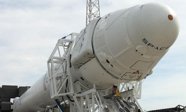 SpaceX tentará no sábado pousar foguete sobre plataforma flutuante