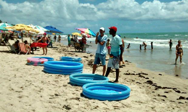 Boias, pipas e piscinas invadem as praias da Grande Recife