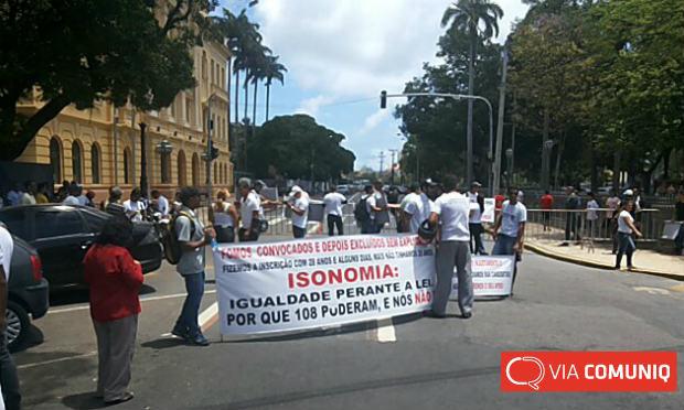 Manifestantes bloqueiam rua no bairro de Santo Amaro