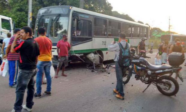 Colisão entre ônibus e carro deixa um morto e dois feridos na PE-28
