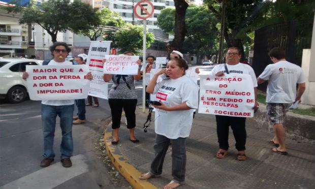 Grupo realiza protesto contra erro médico em frente ao Cremepe