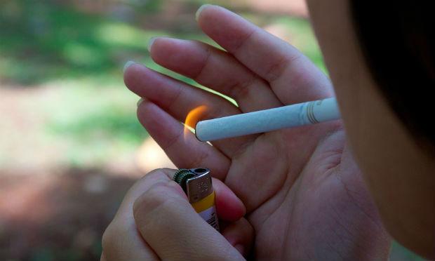 Decisão da justiça sobre indenização a fumantes é adiada com dois votos contra