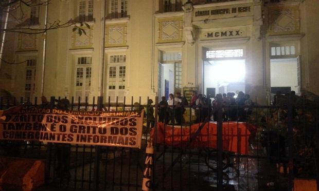 Ambulantes prometem acampar na Câmara do Recife
