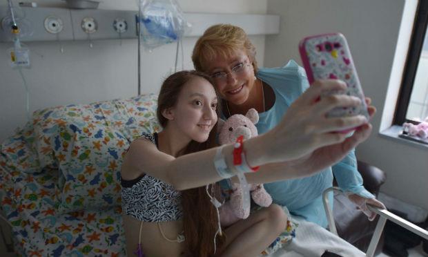 Michelle Bachelet visita chilena de 14 anos que pediu eutanásia