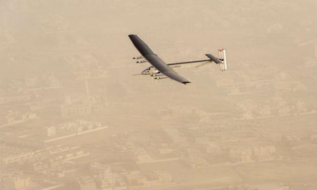 Avião Solar Impulse 2 inicia em Abu Dhabi uma volta ao mundo histórica