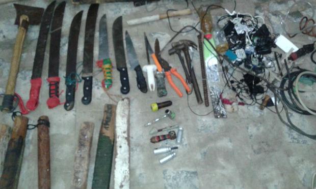Revista encontrou facas, facões, martelos, cachimbos, celulares, entre outros / Foto: Seres/Divulgação