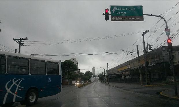 Zona Norte do Recife amanheceu sob chuva, o que exige mais atenção dos condutores / Foto: Amanda Miranda/JC Trânsito