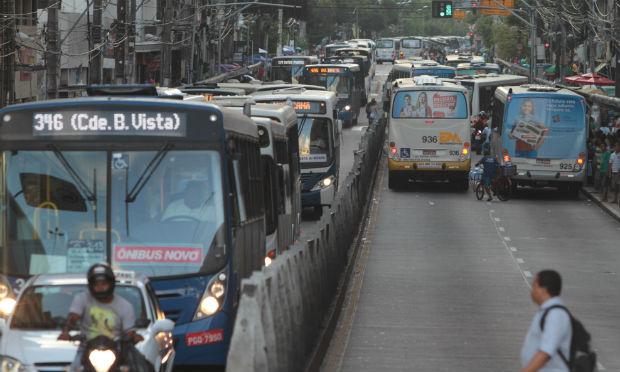 Procon-PE abriu uma investigação preliminar contra 13 empresas de ônibus / Foto: Guga Matos/ JC Imagem