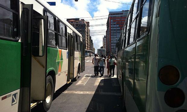 Pelo menos 100 ônibus estão estacionados em ruas próximas à Avenida Guararapes / Foto: Amanda Miranda/NE10