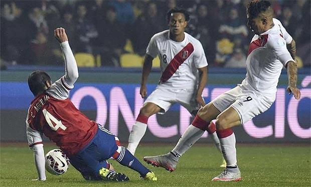 Aos três minutos do segundo tempo, Guerrero foi fundamental para o primeiro gol peruano / Foto: AFP