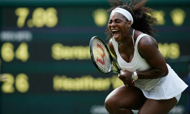 Serena enfrenta a irmã Venus na quadra central. / Foto: AFP