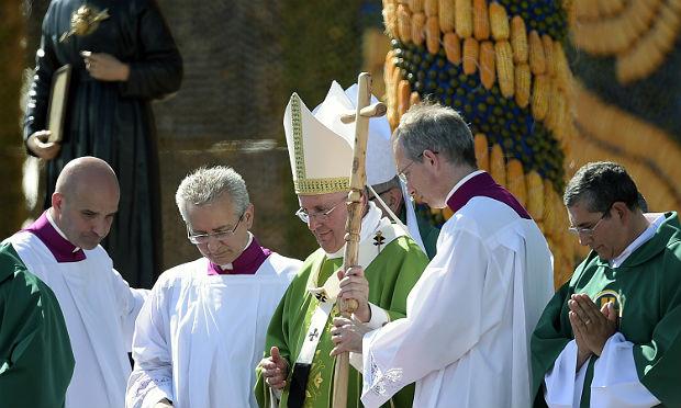 "Você pode ir à missa aos domingos, mas se não tem coração solidário, ou [a fé] está doente ou está morta", disse o papa / Foto: AFP